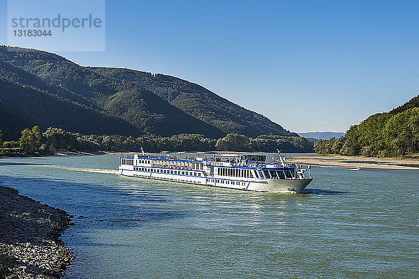 Österreich  Wachau  Kreuzfahrtschiff auf der Donau