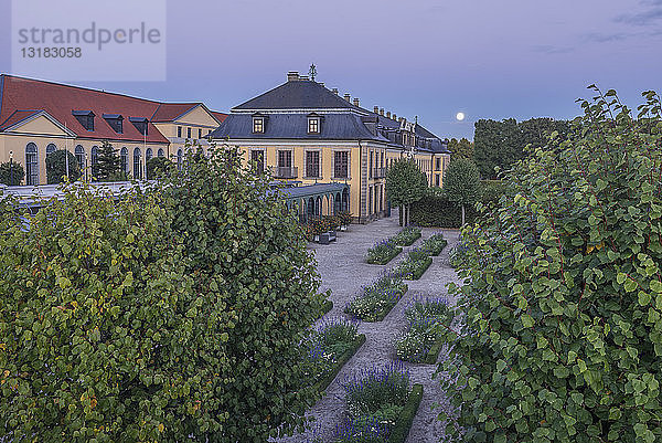 Deutschland  Niedersachsen  Hannover  Herrenhaeuser Gaerten  Orangerie am Abend