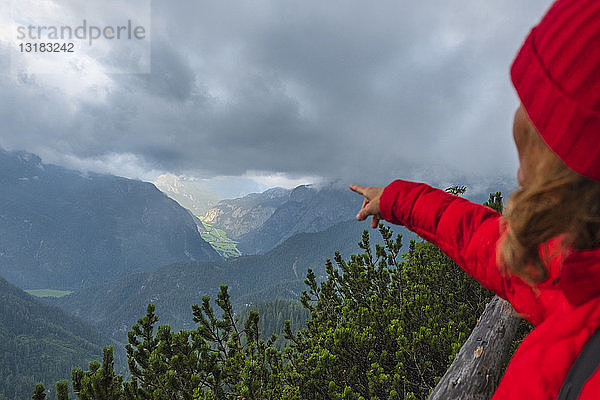 Österreich  Bundesland Salzburg  Berchtesgadener Alpen  Blick vom Persailhorn  Wanderin zeigt mit dem Finger ins Tal