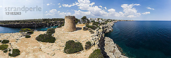 Spanien  Balearen  Mallorca  Llucmajor  Luftaufnahme der Bucht von Cala Pi und Torre de Cala Pi