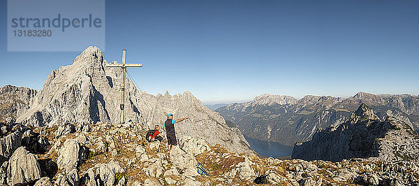Deutschland  Bayern  Oberbayern  Berchtesgadener Land  Nationalpark Berchtesgaden  Paar am Gipfelkreuz
