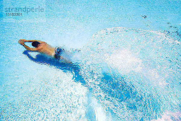 Spanien  Mann taucht im Schwimmbad