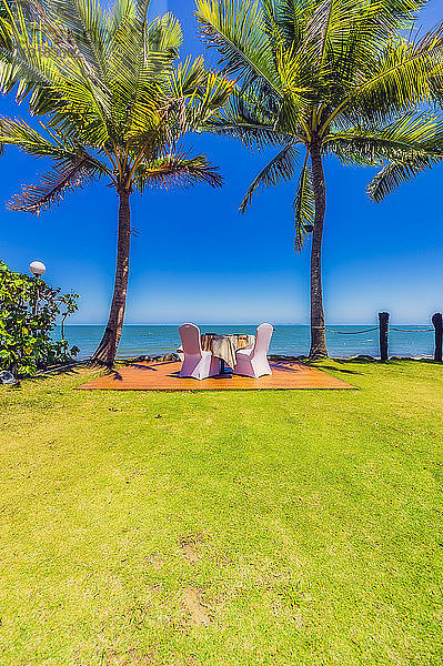 Fidschi-Inseln  Insel Denarau  Terrasse mit gedecktem Tisch am Strand
