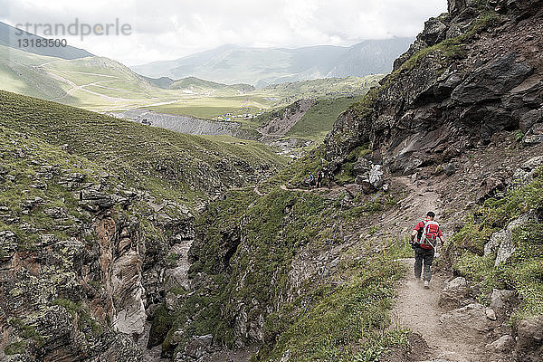 Russland  Kaukasus  Bergsteiger beim Wandern im oberen Baksan-Tal