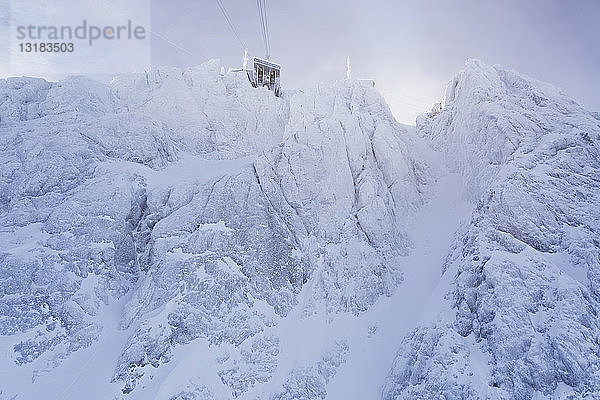 Deutschland  Bayern  Grainau  Zugspitze  Blick auf die Zugspitzbahnstation im Winter