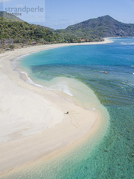 Indonesien  West-Sumbawa  Luftaufnahme des Strandes von Rantung