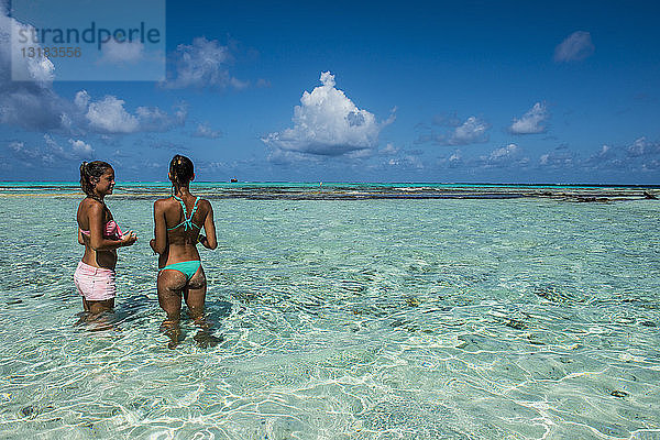 Karibik  Kolumbien  San Andres  El Acuario  zwei Frauen stehen in flachem türkisfarbenen Wasser