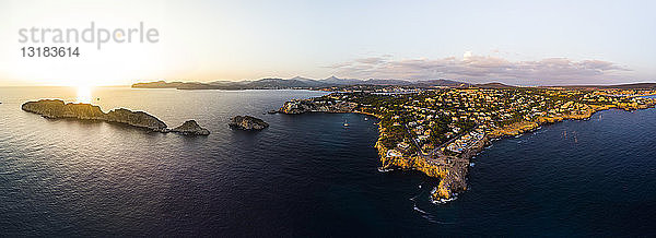 Spanien  Mallorca  Region Calvia  Luftaufnahme der Isla Malgrats und Santa Ponca in der Abenddämmerung