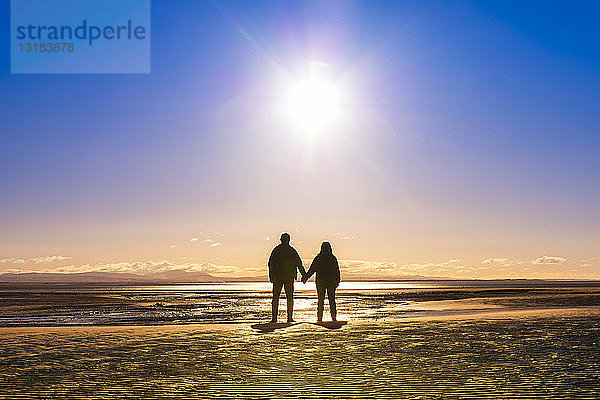 Grossbritannien  Schottland  Solway Firth  Silhouette eines reifen Paares  Hand in Hand