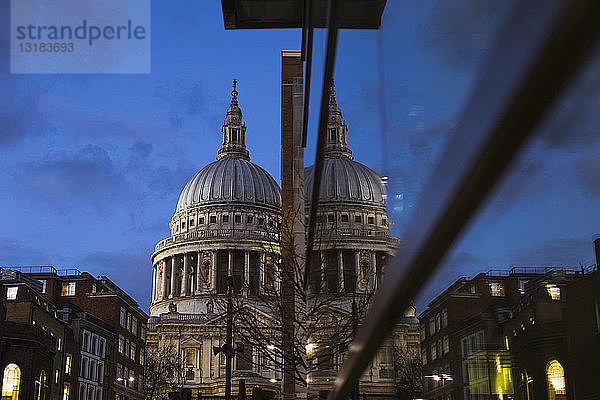 Vereinigtes Königreich  England  London  St. Paul's Cathedral zur blauen Stunde