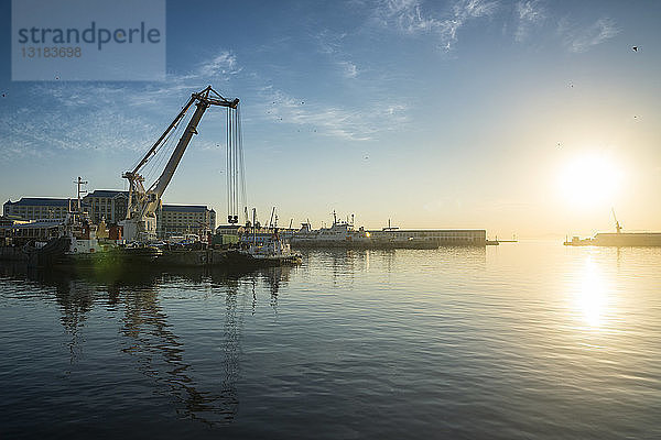 Südafrika  Kapstadt  Sonnenaufgang über der Victoria & Alfred Waterfront