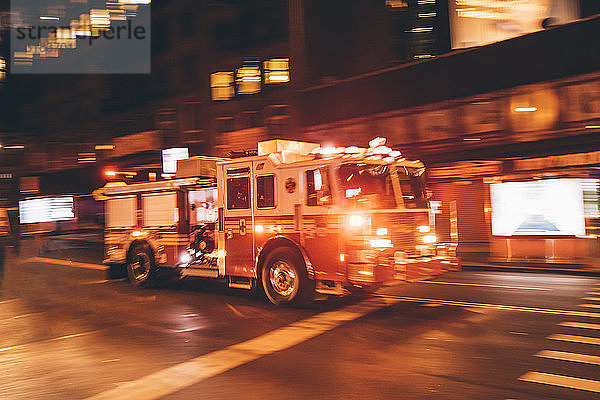 USA  New York City  Feuerwehrauto kommt die Straße entlang