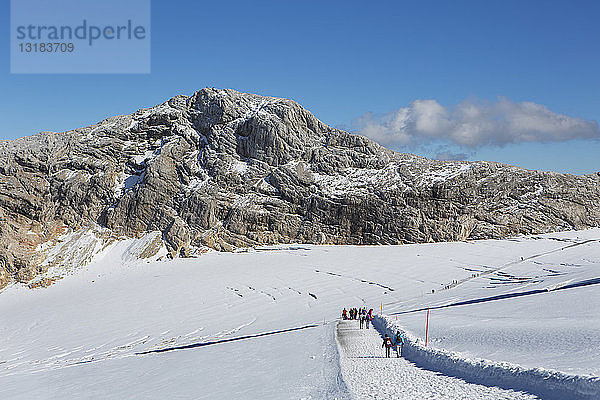 Österreich  Steiermark  Salzkammergut  Dachsteinmassiv  Blick auf den Gjaidstein  Wanderweg am Hallstätter Gletscher