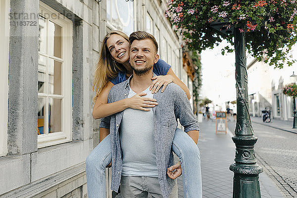 Niederlande  Maastricht  glückliches junges Paar in der Stadt