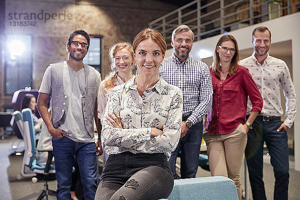 Gruppenporträt eines Teams von Kollegen  die für ein Start-up-Unternehmen arbeiten