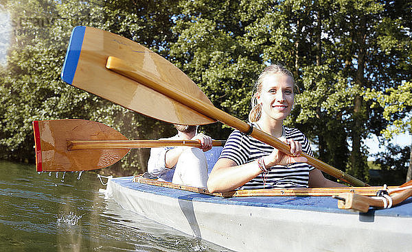 Junges Paar geniesst eine Kanufahrt auf einem See