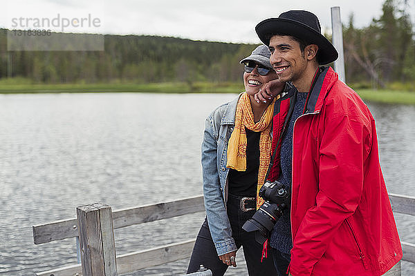 Finnland  Lappland  glückliches Paar steht auf einem Steg an einem See