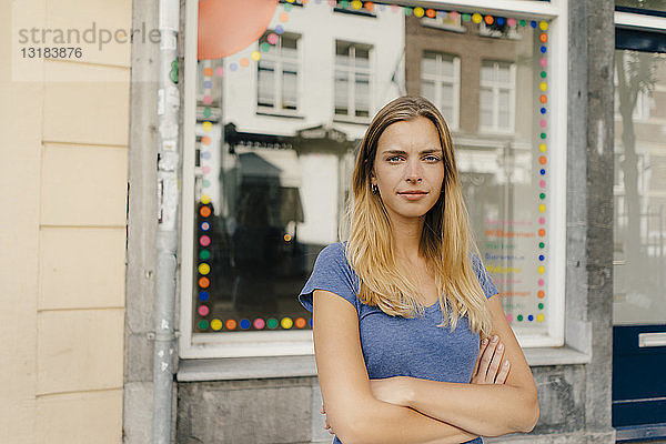 Niederlande  Maastricht  Porträt einer blonden jungen Frau in der Stadt