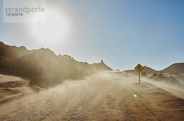 Chile  Valle de la Luna  San Pedro de Atacama  Sandbahn im Sandsturm