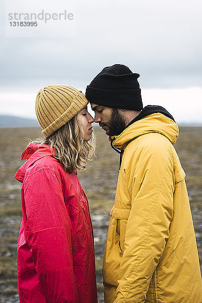 Junges Paar reibt sich liebevoll an der Nase  Lappland  Norwegen