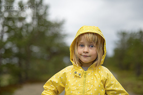 Norwegen  blondes Mädchen in Regenjacke