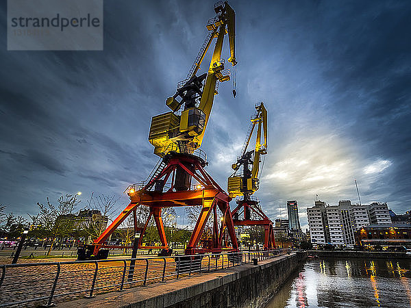 Argentinien  Buenos Aires  Puerto Madero  Dock Sud mit altem Hafenkran bei Nacht