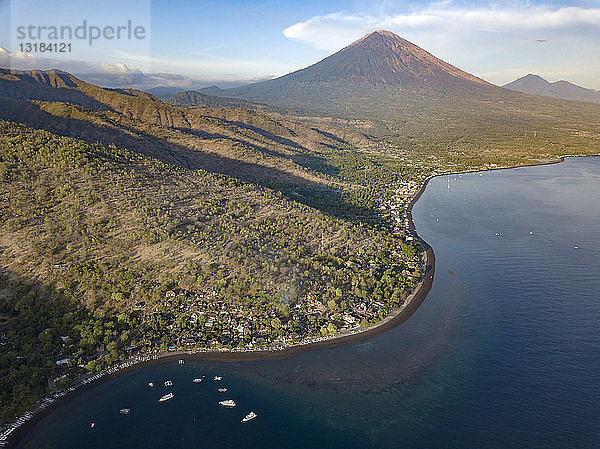 Indonesien  Bali  Amed  Luftaufnahme des Jemeluk-Strandes und des Vulkans Agung