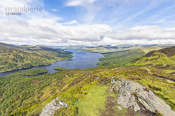Großbritannien  Schottland  Hochland  Trossachs  Blick vom Berg Ben A'an zum Loch Katrine