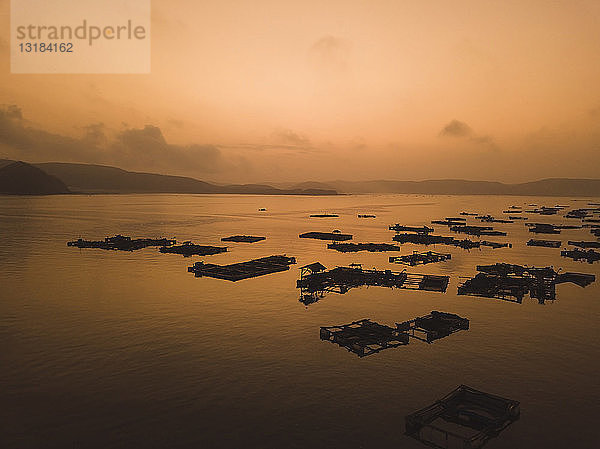 Indonesien  Lombok  Luftaufnahme der Hummerfarm am Abend