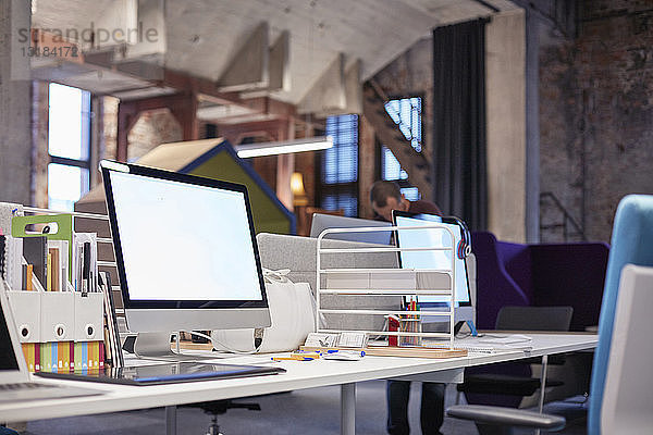 Schreibtisch im modernen Büro mit PCs
