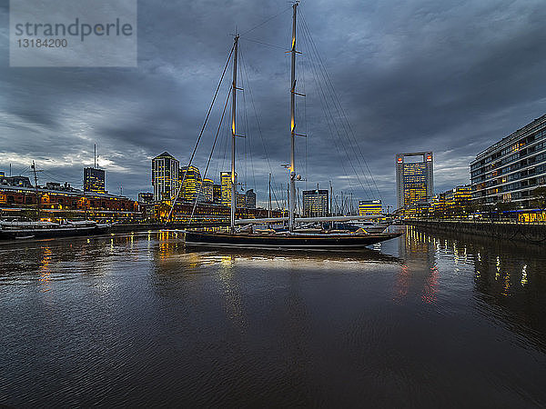 Argentinien  Buenos Aires  Puerto Madero  Dock Sud mit Catalinas Towers  Finanzdistrikt  Retiro bei Nacht