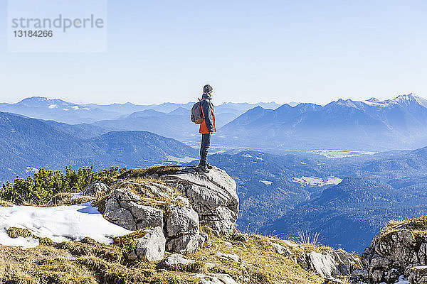 Deutschland  Oberbayern  Garmisch-Partenkirchen  Alpspitze  Osterfelderkopf  Wanderer mit Blick in die Ferne