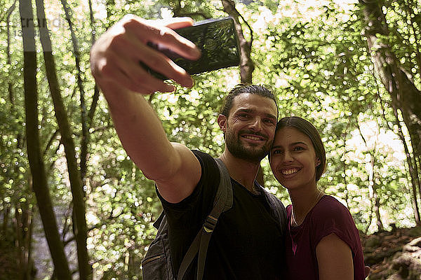 Spanien  Kanarische Inseln  La Palma  lächelndes Paar beim Selbermachen in einem Wald