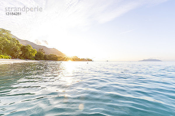 Seychellen  Mahe  Beau Vallon Beach bei Sonnenuntergang