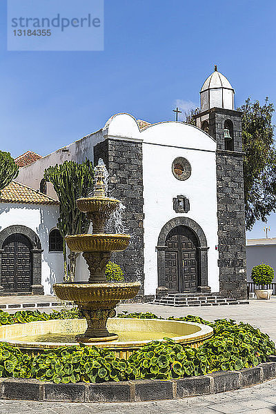 Spanien  Kanarische Inseln  Lanzarote  San Bartolome  Blick auf die Pfarrkirche mit Brunnen im Vordergrund