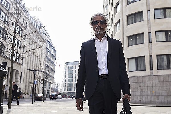 Großbritannien  London  Großbritannien  Porträt eines älteren Geschäftsmannes  der in der Stadt spazieren geht