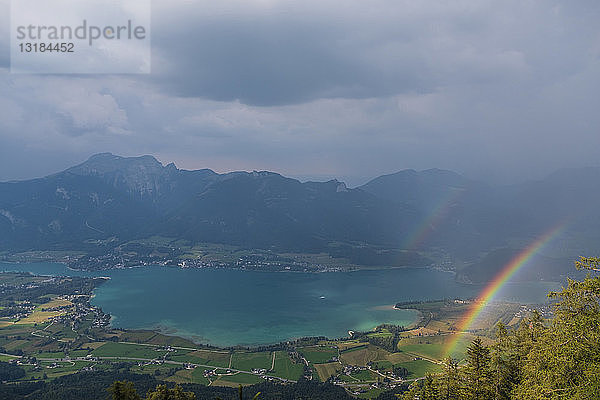 Österreich  Salzkammergut  Mondsee  Landschaftsbild mit Regenbogen