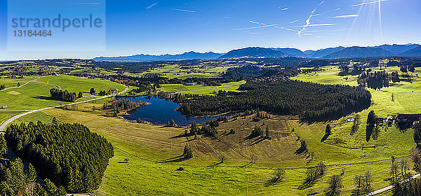 Deutschland  Bayern  Ostallgäu  Weilheim-Schongau  Wildsteig  Luftaufnahme des Schwaigsees