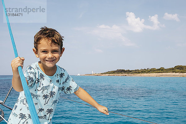 Spanien  Kleiner Junge amüsiert sich auf einem Boot  in der Nähe von Mallorca