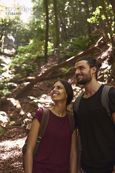 Spanien  Kanarische Inseln  La Palma  lächelndes Paar steht in einem Wald und schaut sich um