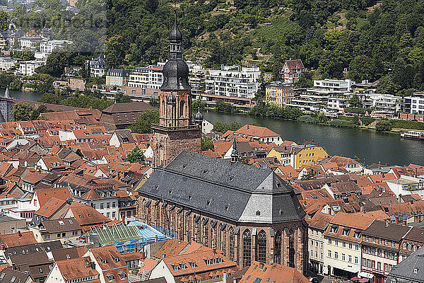Deutschland  Baden-Württemberg  Heidelberg  Neckar  Stadtansicht mit Kirche des Heiligen Geistes