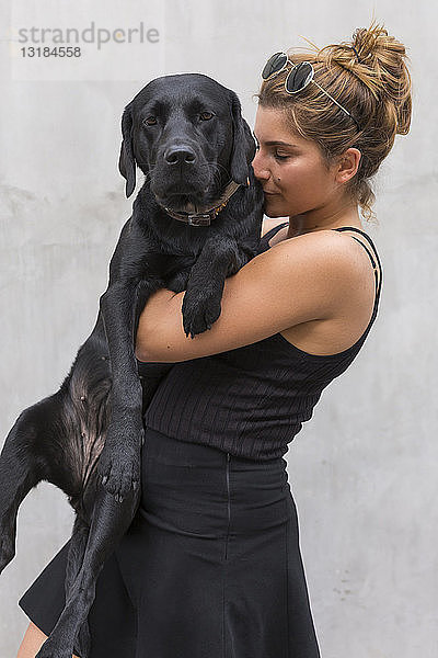 Porträt eines schwarzen Hundes mit Besitzer