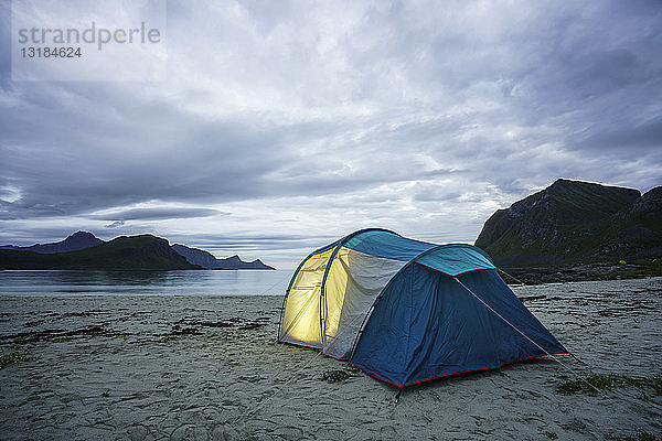 Norwegen  Lappland  Zelt an einem Strand am Fjord