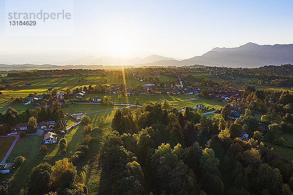Deutschland  Oberbayern  Alpenvorland  Luftaufnahme von Seehausen bei Sonnenaufgang