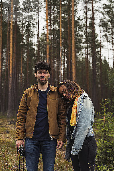 Finnland  Lappland  Mann mit Kamera und Frau stehen in ländlicher Landschaft