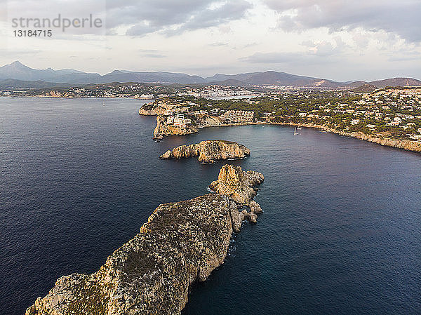 Spanien  Mallorca  Region Calvia  Luftaufnahme der Isla Malgrats und Santa Ponca in der Abenddämmerung