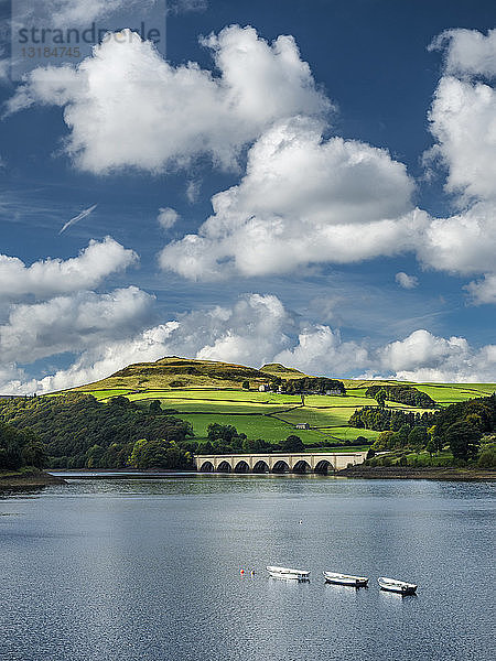 Großbritannien  England  Derbyshire  Peak District  Ladybower Reservoir  Derwent Valley Aquädukt