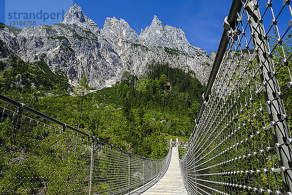 Deutschland  Bayern  Berchtesgadener Land  Berchtesgadener Alpen  Klausbachtal  Mühlstädter  Hängebrücke