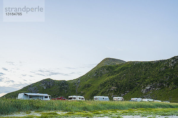 Wohnmobile und Wohnwagen auf einem Campingplatz in Nordnorwegen