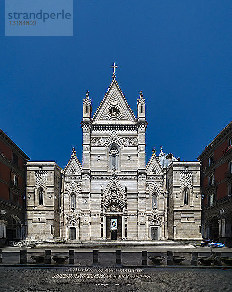 Italien  Kampanien  Neapel  Dom von Neapel auf der Piazetta Gulia del Duomo